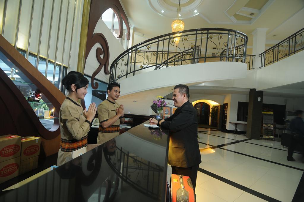 Hotel Swarna Dwipa ปาเลมบัง ภายนอก รูปภาพ
