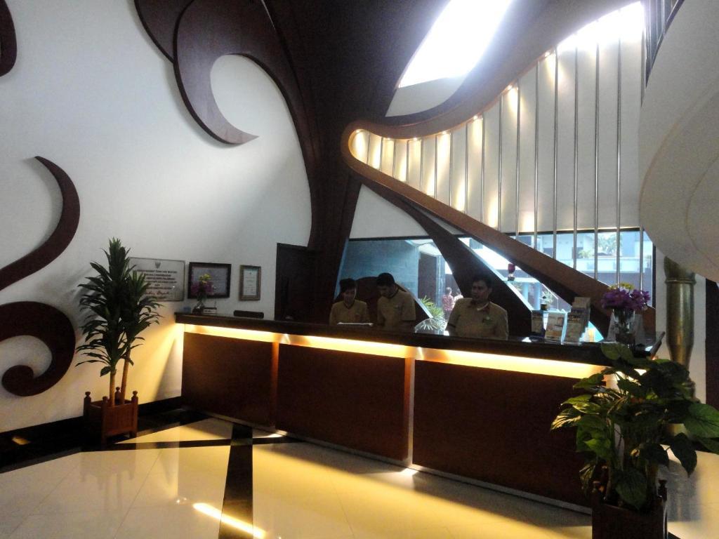 Hotel Swarna Dwipa ปาเลมบัง ภายนอก รูปภาพ